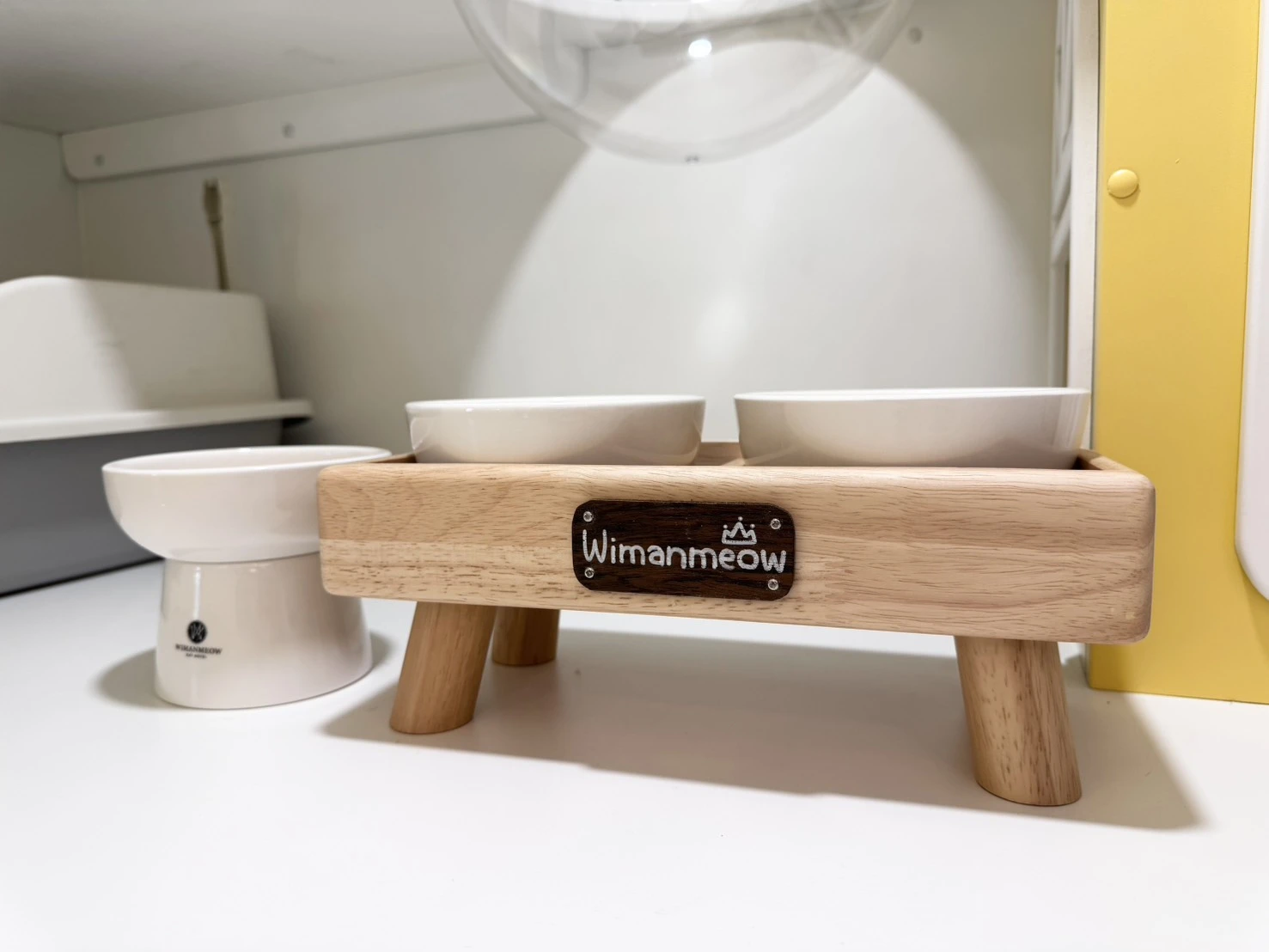 ชามอาหารและชามน้ำแยกเฉพาะห้องของโรงแรมแมว Wimanmeow Cat Hotel เพื่อสุขอนามัยและความปลอดภัยของน้องแมว